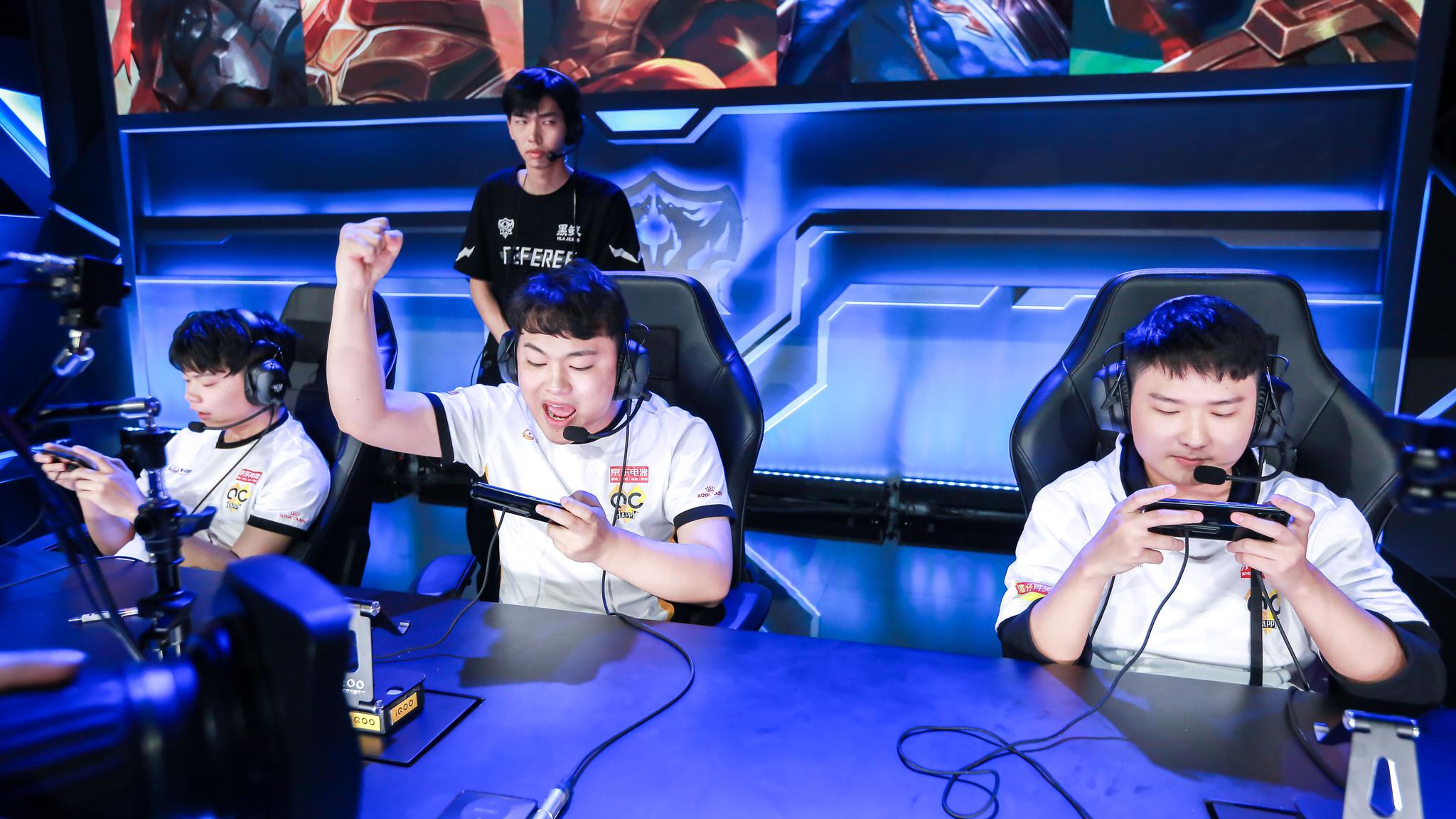 朱开：Uzi的加入对所有的年轻选手有一种激励和榜样的作用